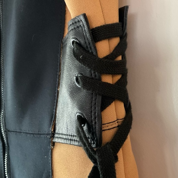 Tracy Reese- Paneled Leather Sheath Dress with adjustable side ties. Women’s 6. - Picture 3 of 9